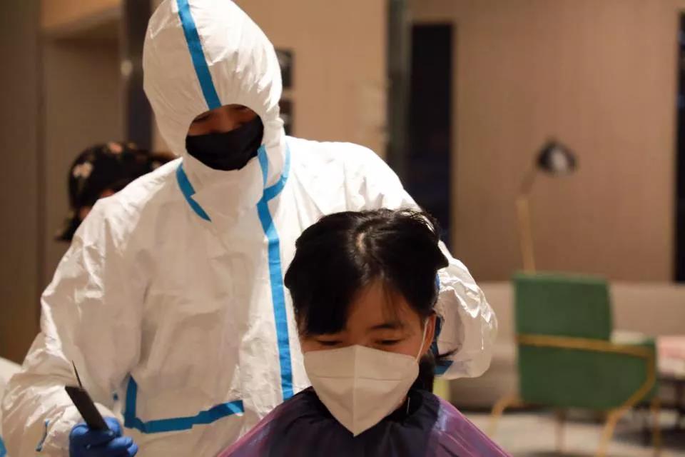 100多位赴武漢醫(yī)療隊女隊員“削”掉秀發(fā) ——武漢市委秘書長說，疫情過去一定為你們請功！