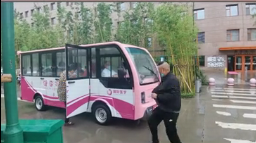暖心！醫(yī)院下雨天安排擺渡車