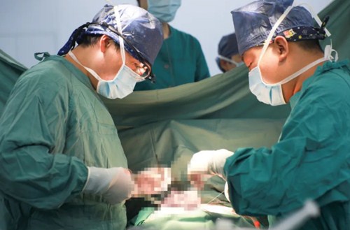 復(fù)診首日，市民排隊(duì)掃碼，有序就診……