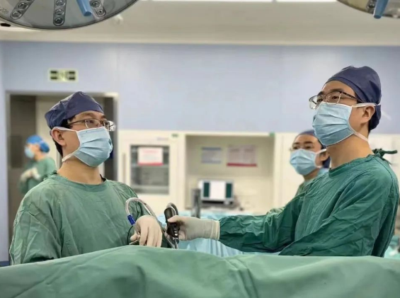 一劈為二！這臺微創(chuàng)手術為他清除了“不速之客”