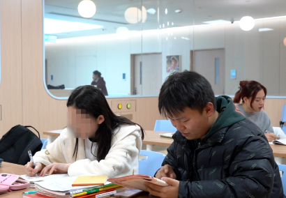 治療、學(xué)習(xí)兩不誤！病房里開啟了“小課堂”