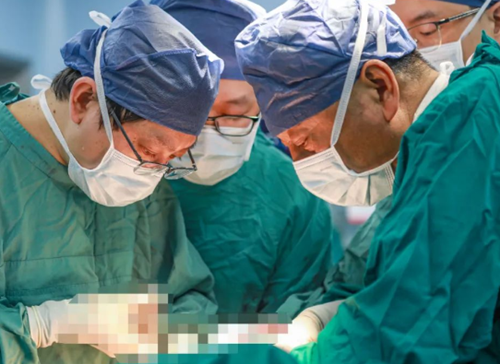 挑戰(zhàn)胸外領(lǐng)域“珠峰”！他為71歲老人摘除胸內(nèi)巨大罕見腫瘤