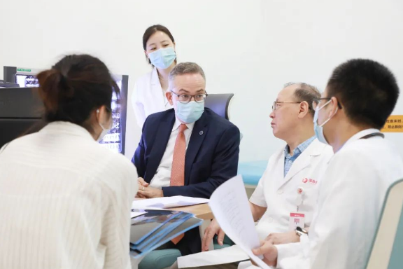 門診、查房、學術交流……全美排名第一的妙佑醫(yī)療國際專家團隊參與“首屆國際醫(yī)學高峰論壇”國際診療日活動