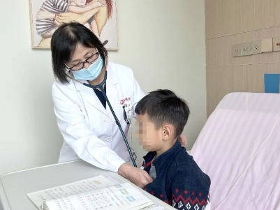 支原體肺炎來(lái)了！住院扎堆，學(xué)習(xí)桌搬到病房，孩子邊寫(xiě)作業(yè)邊打點(diǎn)滴