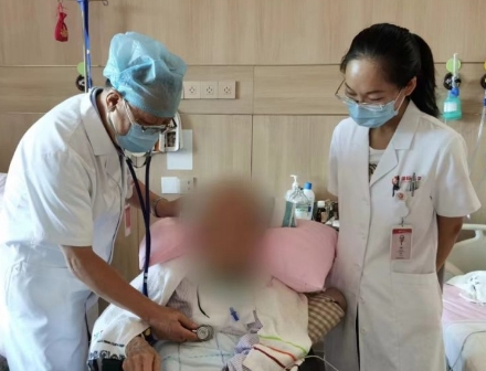 多次渡過險關(guān)，身患重疾的92歲老人在醫(yī)院度過了四個不平凡的生日