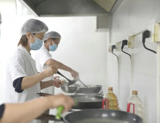 灶火燃起時，醫(yī)院飄出“家的味道”