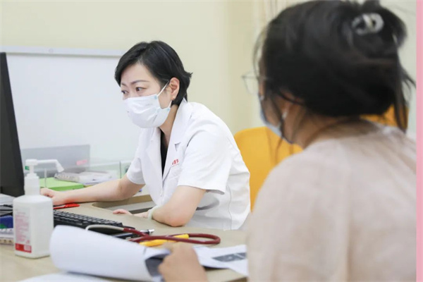 生長發(fā)育、視力矯治、泌尿外科……暑假未到，兒科門診已排起長隊(duì)